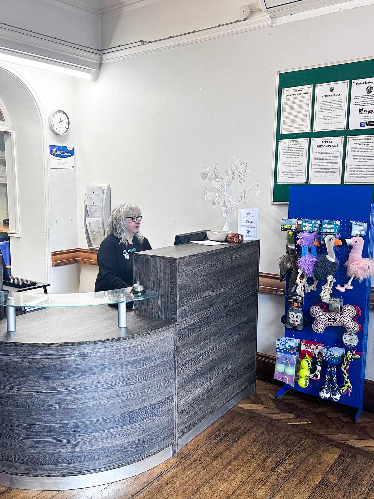 oathall vets reception desk with receptionist welcoming customers